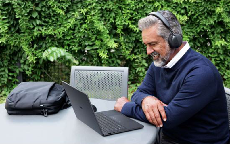 Faites progresser la durabilité man using laptop while wearing headphone