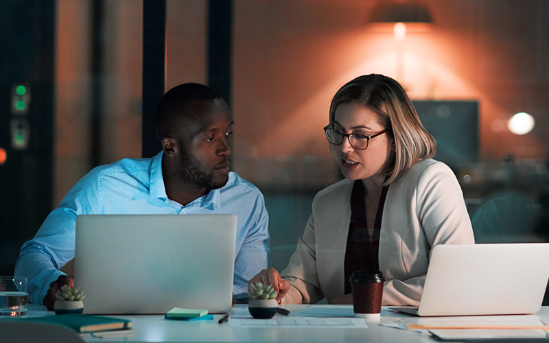 Project manager discusses mobile strategy with colleague