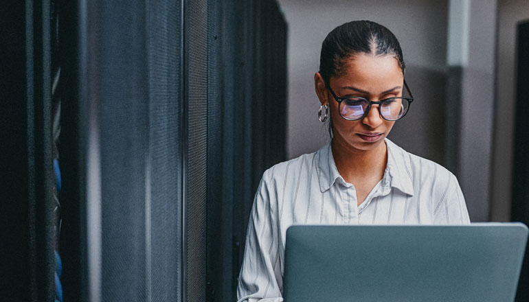 Article Technology Provider to the Financial Services Industry Relies on Insight to Establish, Migrate to and Manage Two New Data Centers Image