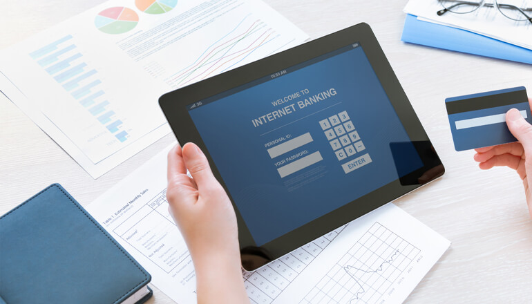 Article Impartition des TI comparée aux TI internes pour les banques Image