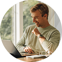 Professionnel utilisant un ordinateur portable