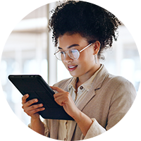 Professionnelle utilisant une tablette