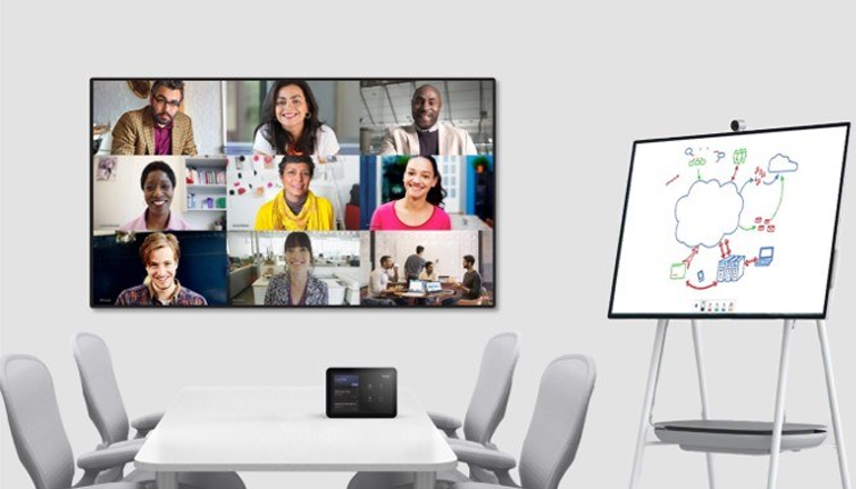 Insight + microsoft bootcamp benefits Female expert showing details with her client