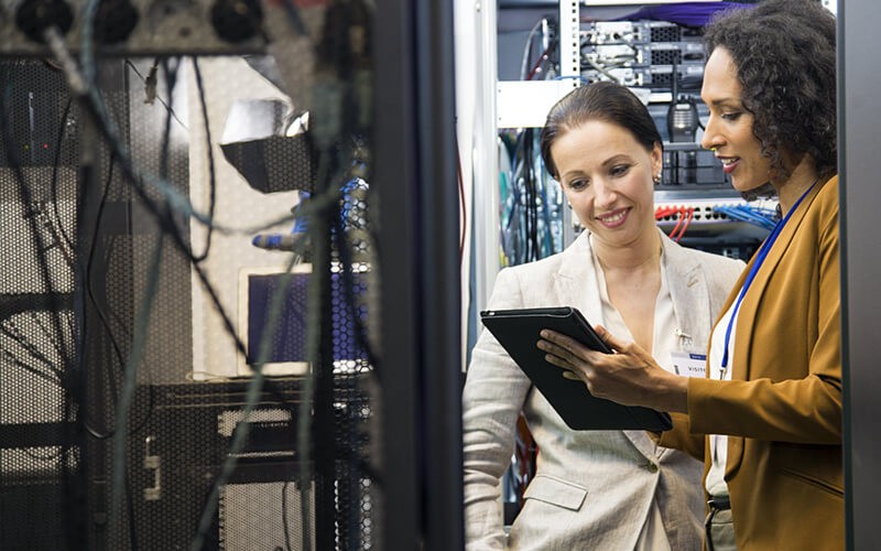 Converged clients also enjoy unified support Two IT professionals discuss benefits of convergence in data center on tablet