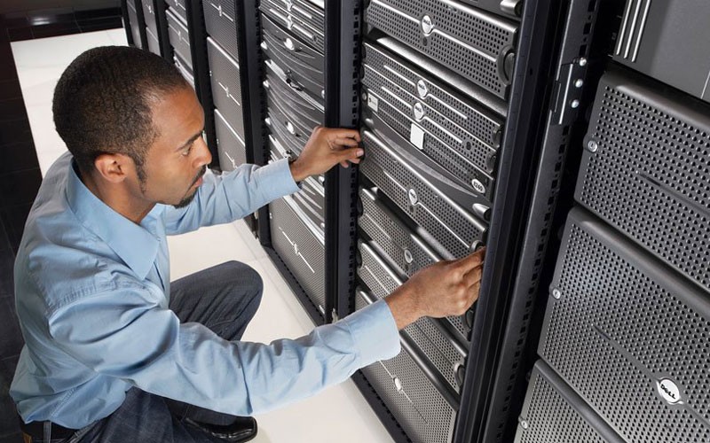 dell-it-man-in-server-room dell-it-man-in-server-room