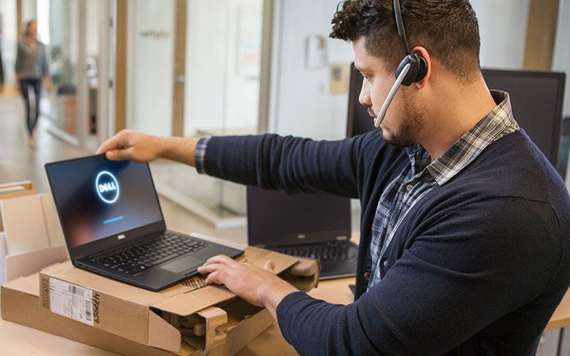 IT-employee-setting-up-dell-device IT-employee-setting-up-dell-device