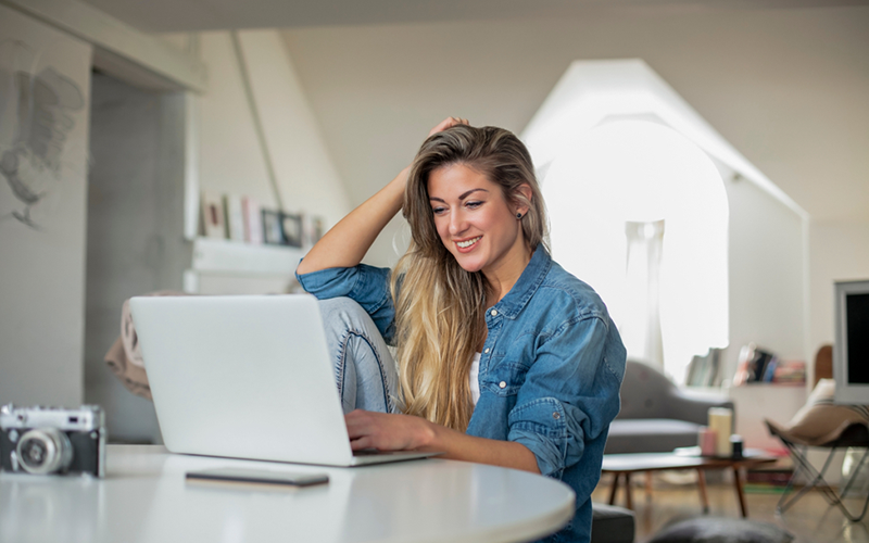 Employee working on HPE laptop device