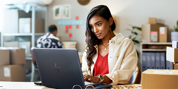 email1-woman-business-hp-elitebook-ultra-office