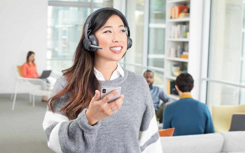 Logitech headset 981-000914 Woman using Logitech headset in an office 981-000914