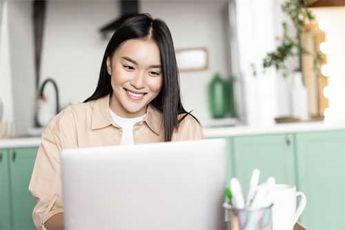 CC-vrouw-achter-een-laptop CC-vrouw-achter-een-laptop