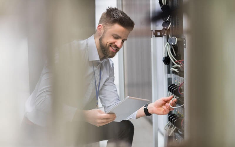 Cisco Unified Data Center Man working in data center