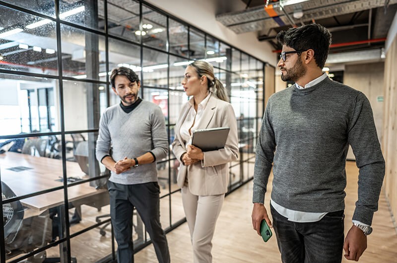 Insight's team is here to help with your digital transformation discussions led by our Distinguished Technologists. Distinguished Technologists team have discussion with client in modern office