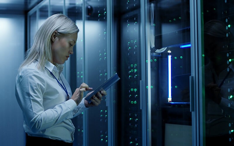 Experience Cisco & Meraki solutions Woman working in the data center