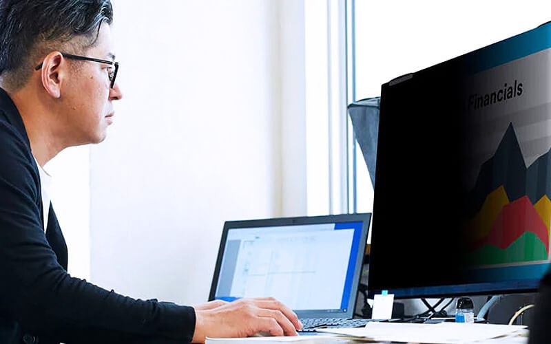 3M COMPLY Magnetic Attach filters Man on laptop and monitor with magnetic filter