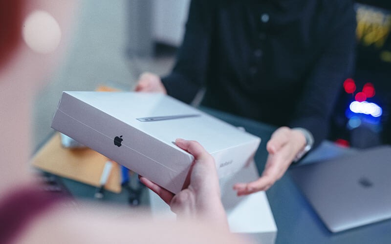 Apple at Work manage and deploy User handing new Mac in box to another user