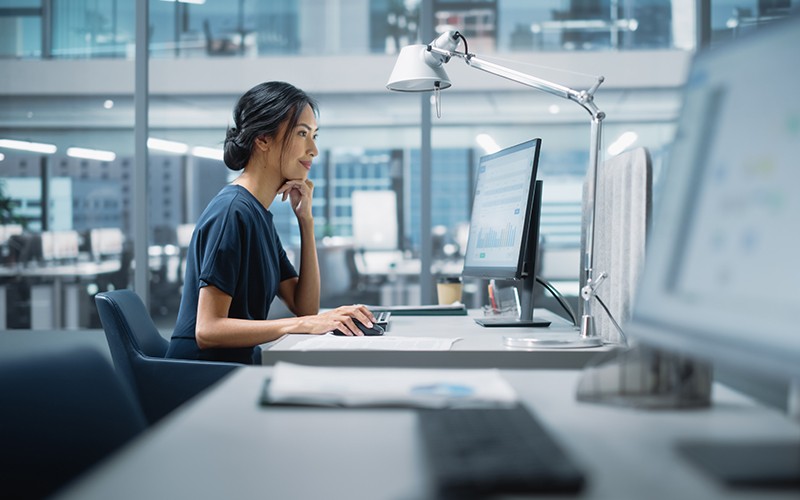 woman-working-in-open-area-technology-lifestyle woman-working-in-open-area-technology-lifestyle