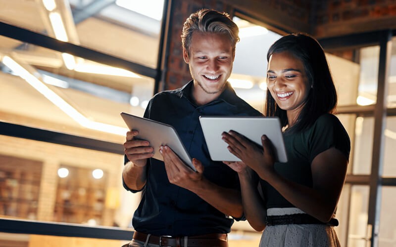 Choosing Insight as your Cisco software partner gives you access to deep expertise Two users smiling looking at tablet devices