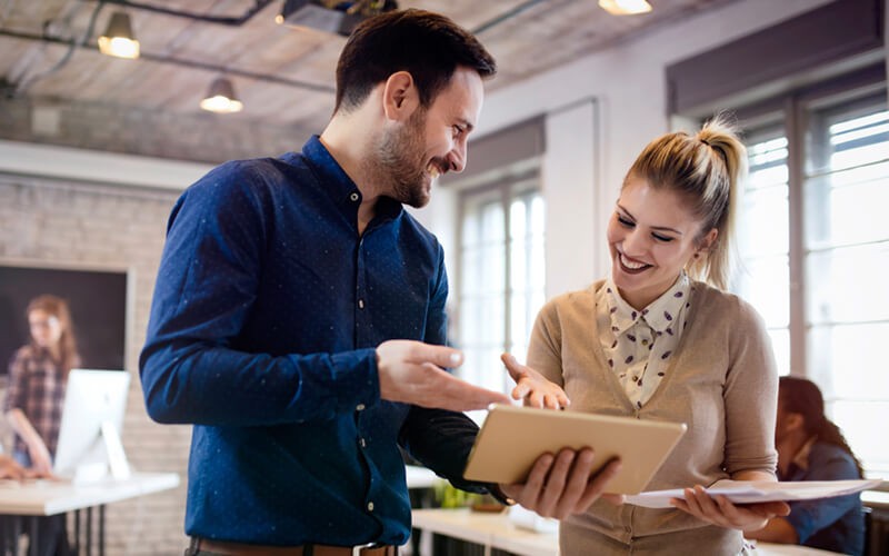 Insight and Cisco EAx offering for Cisco software Two employees smiling at another