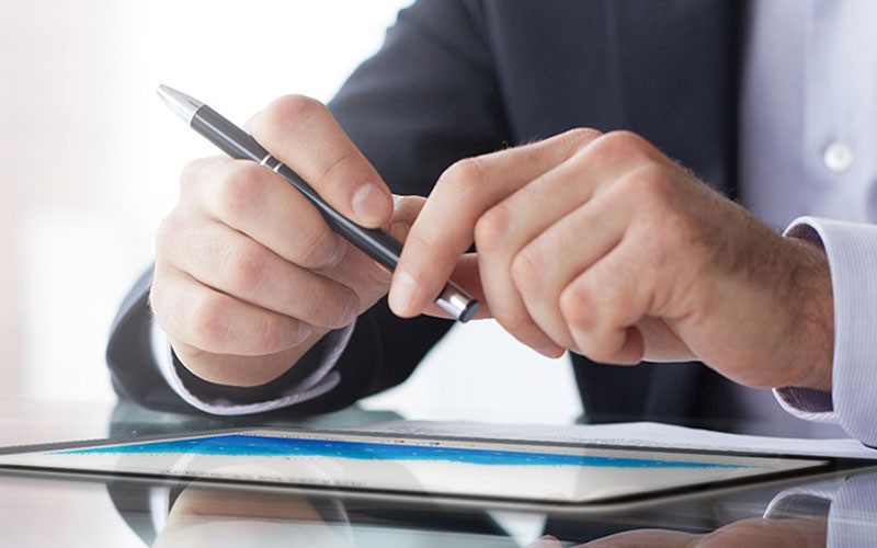 Dell EMC commitment for federal government technology Business man's hands using tablet device