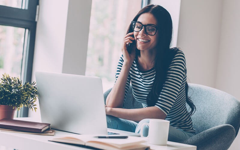 Dell cloud computing Woman smiling on mobile phone