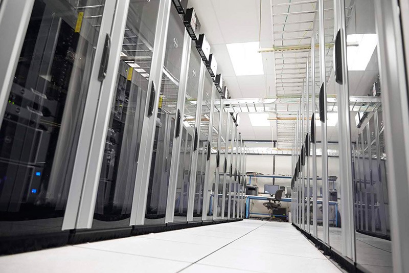 Propel your data center to be future-ready with Dell data center solutions Server room image