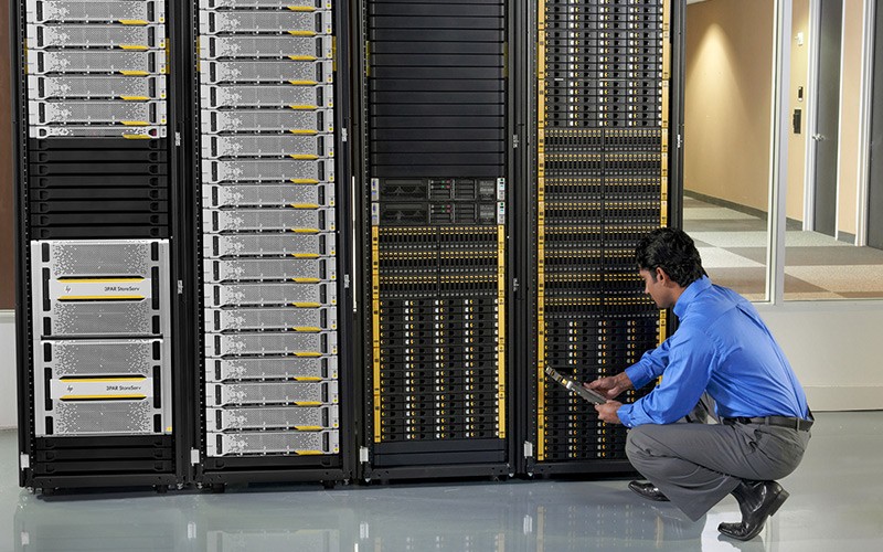 Storage for enterprise IT admin removing drive from HP data center solution