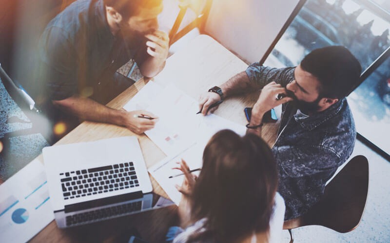 IBM hybrid data management and business intelligence solutions Team working together