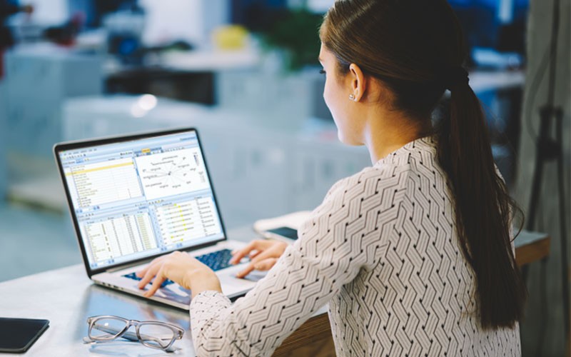 IBM SPSS machine learning algorithm Woman using laptop displaying IBM SPSS