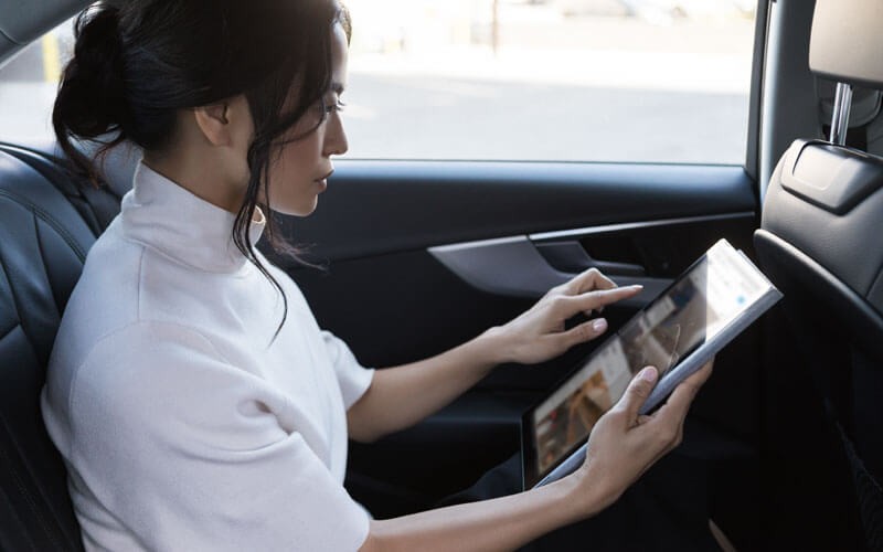 Microsoft offers powerful mobility tools Federal employee on mobile device in car