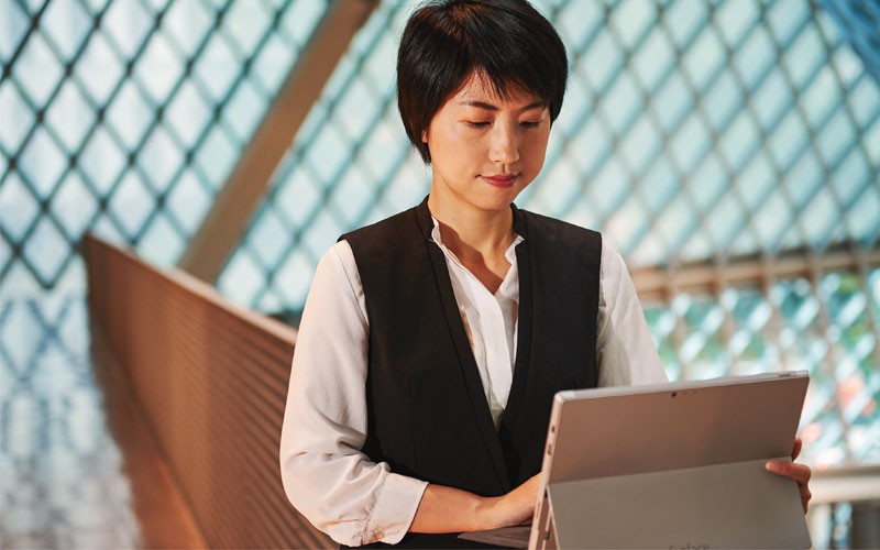 Microsoft solutions for state and local government offer a full suite Woman working on Microsoft device