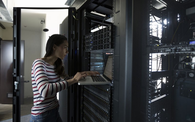 NetApp Metrocluster Woman in server room