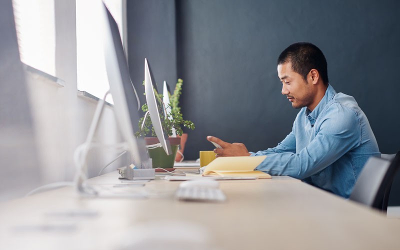 Nutanix Virtual Desktop Infrastructure to simplify deployments Employee sitting at desktop