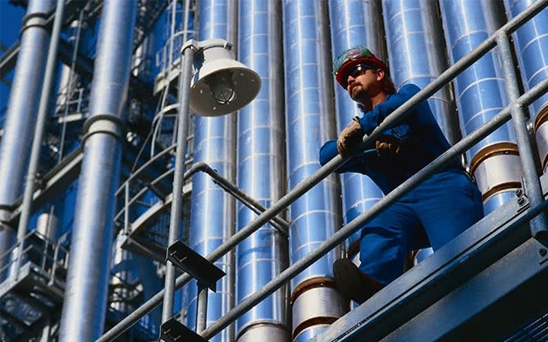 Vertiv industrial solutions help manage environmental factors in uncontrolled indoor settings Worker on a Industrial workplace