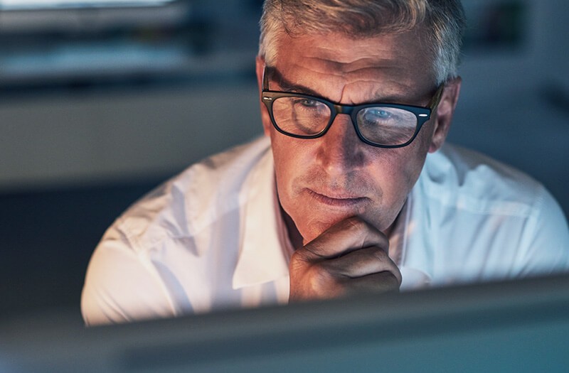 Simple, seamless experience to track, analyze and manage assets throughout your entire software lifecycle Software tools owner reviewing SAM lifecycle