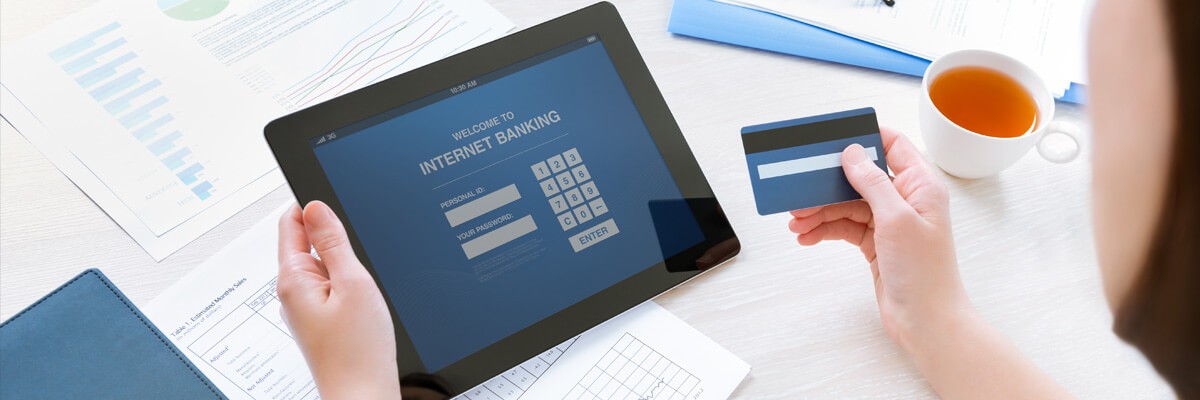Outsourcing IT vs In House IT for Banks banner image
