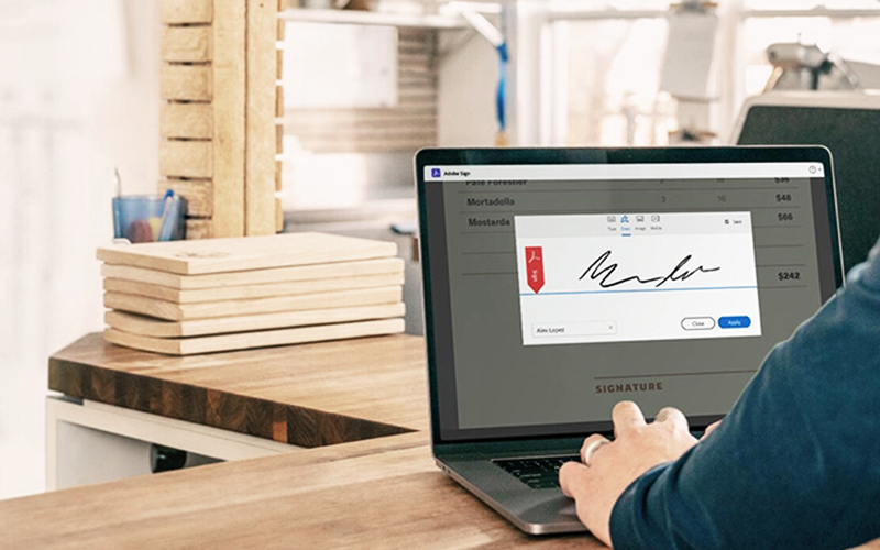 Obtenez une conformité totale avec Acrobat Sign Professionnel travaillant sur un ordinateur portable