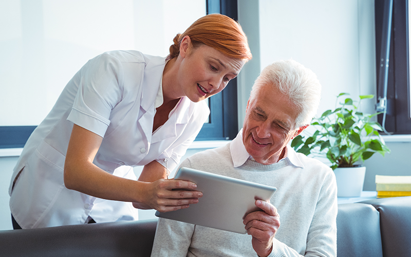 Les établissements de santé adoptent des processus sans papier two elderly people using device
