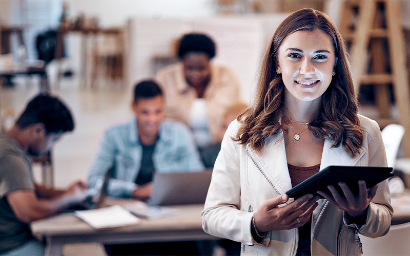 Des solutions abordables et simples woman holding tablet