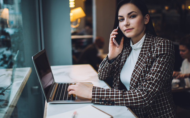 Solution Adobe pour la gestion des PDF et des signatures électroniques sur plusieurs appareils woman working beside window