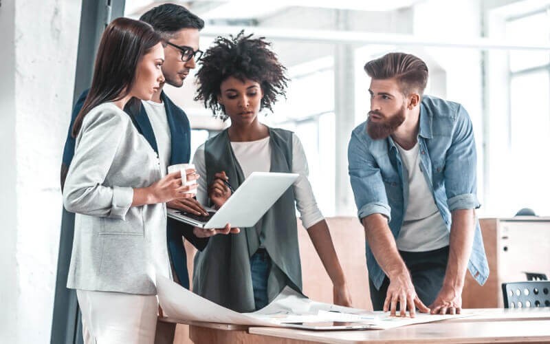 Faites correspondre votre coût à votre utilisation. Business team discusses AWS cloud options