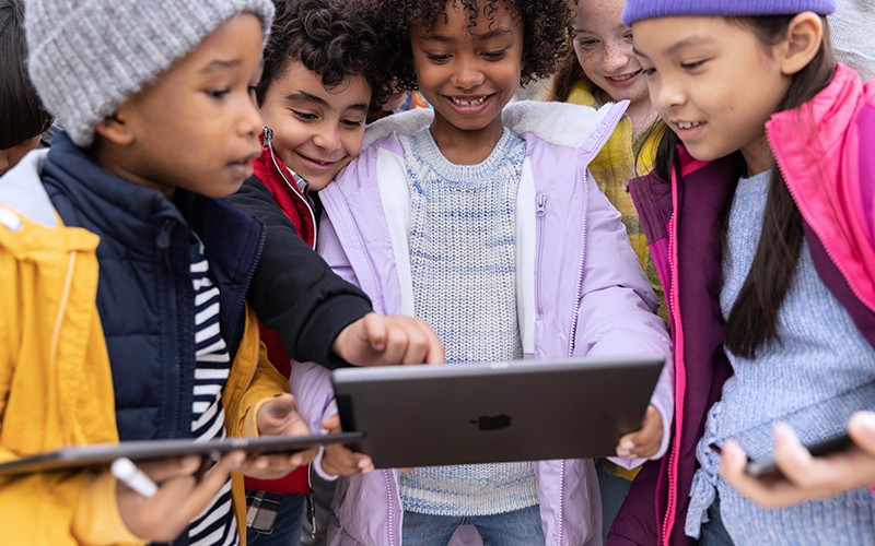 iPad pour l’éducation students holding ipad