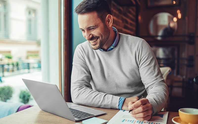 Cisco Umbrella : Une sécurité en nuage flexible, rapide et efficace Professional working on laptop