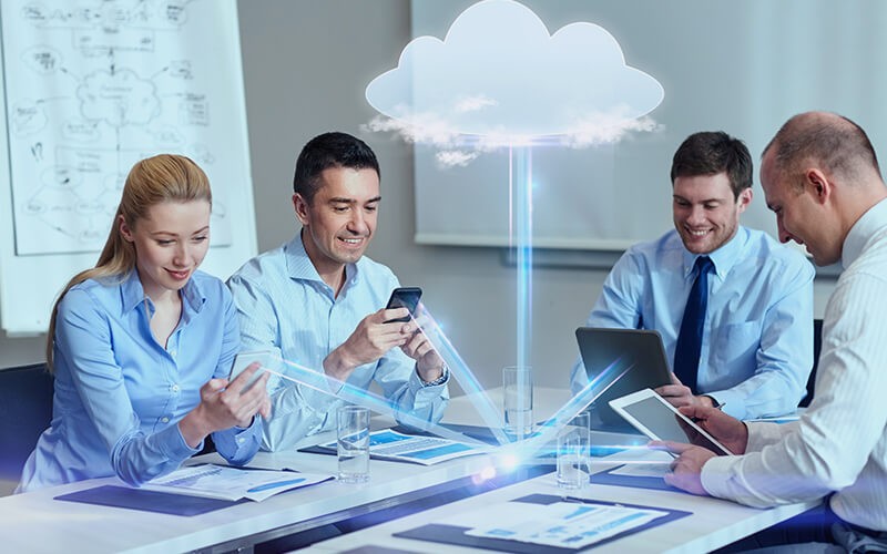 Une sécurité infonuagique avancée Professionals using mobile and tablet devices