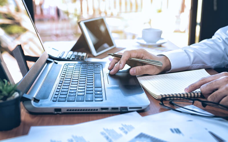Une sécurité totale pour tous vos terminaux Professional working on laptop