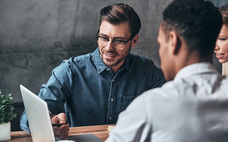 Engagement de réussite. Petite réunion de collaboration sur l’écran d’un ordinateur portable