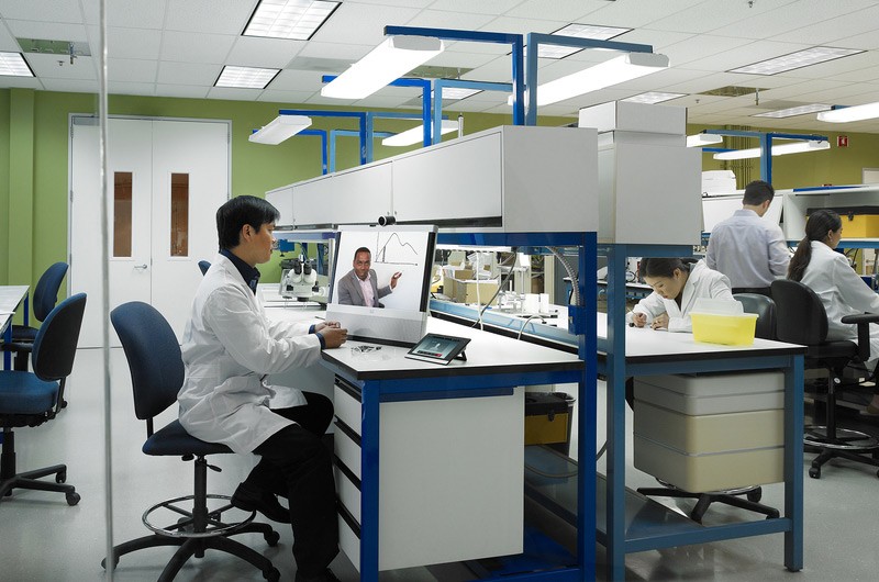 Simplifiez la gestion des licences d’entreprise. Scientifiques en laboratoire