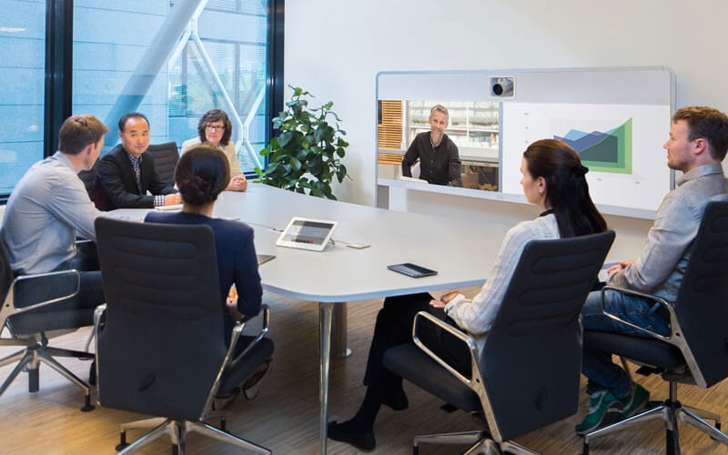 Solutions de collaboration Cisco Deux femmes regardant un ordinateur portable et des documents