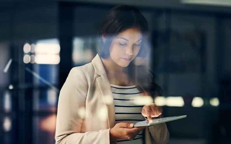 Commvault HyperScale Woman using tablet