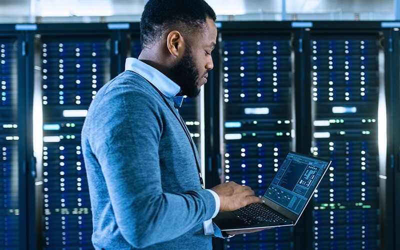 SD-WAN extrême Professional using laptop