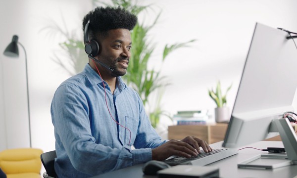 google-chromeos-user-headset-contact-center-lifestyle